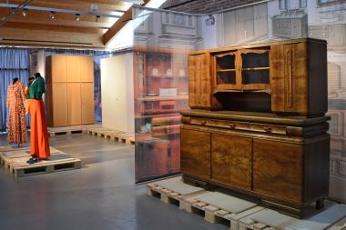 Blick in die Ausstellung im LWL-Ziegeleimuseum: Im Vordergrund ein Schrank im Stile des Gelsenkirchener Barocks, im Hintergrund die gradlinigen Schlafzimmerideen der frühen 1970er Jahre sowie Kleidung aus der Zeit.<br>Foto: LWL 