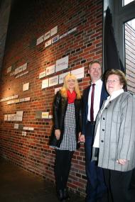 Sie enthüllten die Sponsorenwand: Dr. Barbara Rüschoff-Thale (LWL-Kulturdezernentin), Dr. Josef Mühlenbrock (Museumsleiter) und Ruth Pingel (Erste Vorsitzende des Fördervereins LWL-Museum für Archäologie).<br>Foto: LWL/Jordan