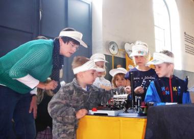 Kleine Mausfans am Modell einer Dampfmaschine beim Türöffner-Tag 2013.<br>Foto: LWL