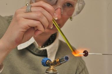 Glasperlenherstellung am Brenner.<br>Foto: LWL/Holtappels