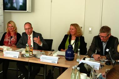 Heike Nees (Jugendamt Münster/ v.l.), LWL-Direktor Matthias Löb, Birgit Zeller (Vorsitzende der BAG Landesjugendämter), Rainer Schwarz (Jugendamtsdirektor Tempelhof-Schöneberg, Berlin) informierten über die Herausforderungen der Jugendämter.<br>Foto: LWL/Göhl