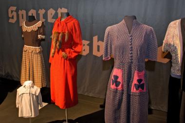 Kleider aus zweierlei Stoff waren nicht unbedingt ein Zeichen von Mangel. Doch auch bei Kleidern der ¿Notkultur¿ wurde auf ¿Design¿ geachtet.<br>Foto: LWL/Hudemann 