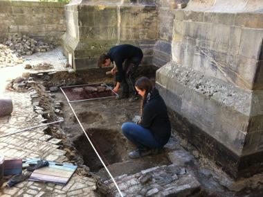 Archäologen bei der Arbeit unmittelbar zu Füßen des Paderborner Domes - auch hier gewährt die Führung durch die Ausgrabungen interessante Einblicke.<br>Foto: LWL/Gai