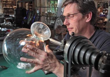 Erste Hilfe für zerbrochenes Glas leistet Graveur Heikko Schulze-Höing.<br>Foto: LWL/Holtappels
