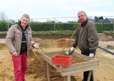 Die Helfer beim Aussieben der Erde aus den Spitzgräben. Nicht selten wurden sie fündig und entdeckten Relikte aus römischen Zeiten. <br>Foto: LWL/remmel