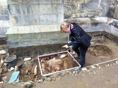 Die Archäologen bei der Dokumentation der Gräber, die unmittelbar am Dom gefunden wurden.<br>Foto: LWL/Gai