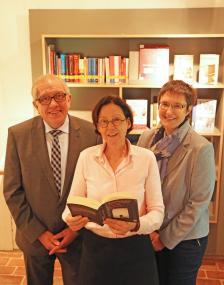 Freuen sich auf die gemeinsame Veranstaltung Dorfgeschichten (v. l.): Heinrich Schmidtpott, Pressesprecher der Sparkasse Paderborn-Detmold, Dr. Brigitte Labs-Ehlert, Künstlerische Leiterin und Geschäftsführerin des Literaturbüros Ostwestfalen-Lippe, und Gefion Apel, Leiterin des Referates Kulturvermittlung im LWL-Freilichtmuseum Detmold.<br>Foto: LWL/Jähne