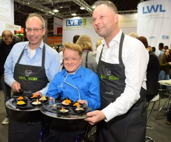 V.l.: LWL-Direktor Matthias Löb, Fernsehkoch Volker Westermann und LVR-Sozialdezernent Dirk Lewandrowski zusammen auf der ¿Rehacare¿ in Düsseldorf.<br>Foto:LWL/Wallmann