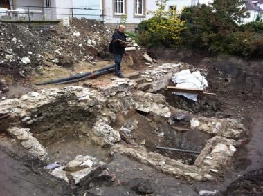 Reste von Gebäuden, die jenseits der Domburg entdeckt wurden.<br>Foto: LWL/S. Gai