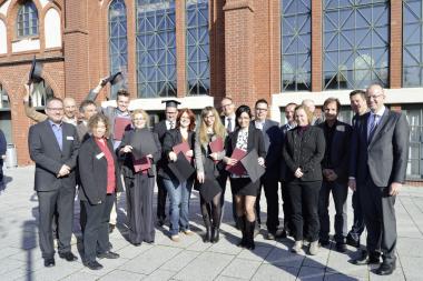 Die frisch examinierten Pflegeexperten der LWL-Maßregelvollzugskliniken erhielten am Freitag (23.10.) im Beisein von LWL-Maßregelvollzugsdezernent Tilmann Hollweg, den Pflegedirektoren der LWL-Maßregelvollzugsklinken sowie der Rektorin der Fachhochschule der Diakonie, Hilke Bertelsmann, Prof. Michael Schulz und Prof. Michael Löhr ihre Zeugnisse.<br>Foto: LWL/Hannig