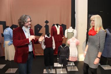 LWL-Kulturdezernentin Dr. Barbara Rüschoff-Thale und Kurator Martin Schmidt vor einem Ensemble von Alltagskleidung aus den 1930er und 40er Jahren in der Ausstellung ¿Glanz und Grauen¿.<br>Foto: LWL/Betz