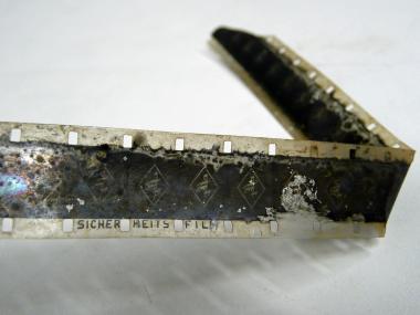 Bei falscher Lagerung gefährdet das sogenannte Essigsäuresyndrom alten 16 mm- und 8 mm-Filme.<br>Foto: LWL