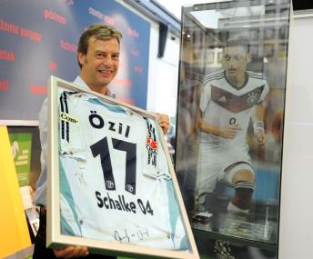 Museumsleiter Dietmar Osses mit dem Trikot, dass Mesut Özil 2006 bei seinem ersten Bundesligaspiel für den FC Schalke 04 trug.<br>Foto: LWL/Appelhans