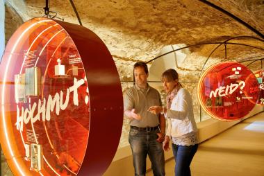  Ist Geiz geil? Die Ausstellungsabteilung im Gewölbekeller des ehemaligen Klosters Dalheim widmet sich den sieben Todsünden in der Gegenwart. Zwischen Wutbürgern und Wirtschaftsbossen begegnen die Besucher auch immer ein bisschen sich selbst.<br>Foto: LWL/Hoffmann