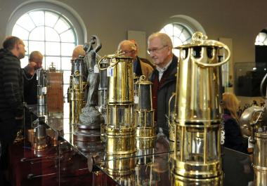 Einen glänzenden Auftritt haben historische Grubenlampen bei der Sammlerbörse auf Zeche Nachtigall.<br>Foto: LWL/Appelhans