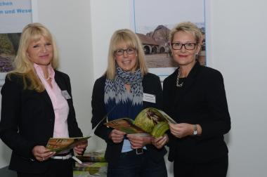 LWL-Kulturdezernentin Dr. Barbara Rüschoff-Thale (l.) und Heike Döll-König (r.), Geschäftsführerin Tourismus NRW, beim III. Westfälischen Kulturlandschaftskonvent in Münster im Gespräch mit Marion Pleie, Projektmanagerin bei Münsterland e.V.<br>Foto: LWL/Djahanschah