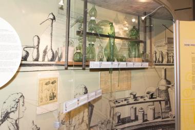 Blick in die Ausstellung ¿Streifzug durch das chemische Labor¿.<br>Foto: LWL/Hudemann