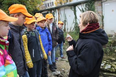 Stadtarchäologin Sveva Gai erläutert den Kulturstrolchen, wie die Archäologen arbeiten.<br>Foto: LWL