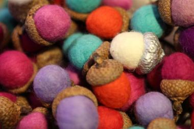 Kreatives aus Wolle wie diese gefilzten Eicheln gehört zum Angebot des Adventsmarktes.<br>Foto: LWL/Marx