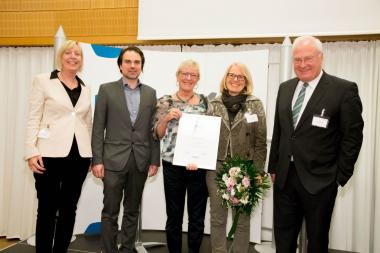 Bei der vdek-Preisverleihung (v.l.n.r.): Ulrike Elsner, Vorstandsvorsitzende vdek, Prof. Attilla Altiner, Direktor des Instituts für Allgemeinmedizin der Universität Rostock, Hildegard Weigand, Qualitätsbeauftragte LWL-Klinik Paderborn, Monika Seewald, Pflegedirektorin LWL Klinik Paderborn und Christian Zahn, Verbandsvorsitzender vdek.<br>Foto: Lopata/axentis