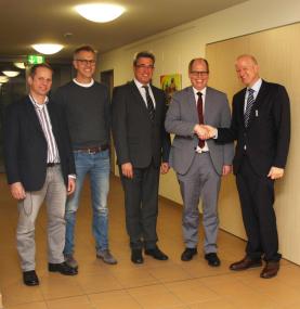 LWL-Maßregelvollzugsdezernent Tilmann Hollweg (r.) und die Betriebsleitung der LWL-Maßregelvollzugsklinik Herne (v.l.) Axel Bergstermann, Prof. Boris Schiffer und Heinz Augustin gratulieren dem Herner Gesundheitsdezernenten Johannes Chudziak zu seiner Wahl zum Beiratsvorsitzenden.<br> Foto: LWL/Schulte-Fischedick