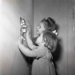 Zwei Mädchen in den 1950er Jahren mit ihrem Adventskalender. <br>Foto: LWL/Archiv/Dr. Herwig Happe