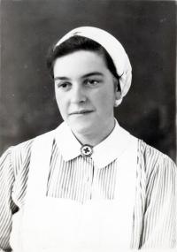 Annette Schücking nach ihrer Einkleidung in die DRK-Schwesterntracht im Oktober 1941.<br>Foto: Privatarchiv Schücking-Homeyer