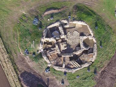 Die Holsterburg am Ende der aktuellen Grabungssaison aus der Vogelperspektive.<br>Foto: LWL/Welp