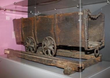 Auch der älteste erhaltene Förderwagen des Ruhrgebiets ist in der Ausstellung zu sehen. Er fasste etwa 250 Kilogramm.<br>Foto: LWL/Hudemann