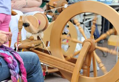 Ein Spinnrad in Aktion.<br>Foto: LWL/Schierholz