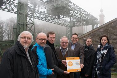 Jürgen Siebert (v.l./Förderverein), Burkhard Tiessen (Wirtschaftsförderung), Arne van den Brink (ERIH-Vorstand), Dirk Zache und Dr. Arnulf Siebeneicker (LWL-Industriemuseum), Susanne Schlimm (ERIH-Vorstand) und Christiane Baum (ERIH-Geschäftsführung).<br>Foto: LWL/Hudemann