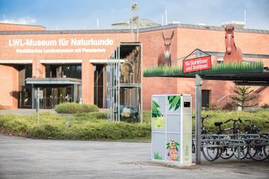 Die neue E-Bike-Ladestation liegt direkt am Fahrradständer zwischen Zoo und LWL-Museum.<br>Foto: LWL/Steinweg