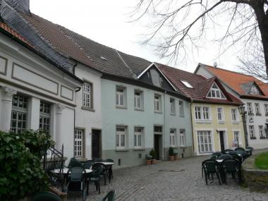 Das Haus Kirchplatz 3 (mitte) vom Kirchplatz aus gesehen.<br>Foto: LWL/Votteler