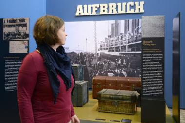 Inszenierung zum Thema ¿Auswanderung nach Amerika¿ in der Ausstellung ¿Wanderarbeit¿.<br>Foto: LWL/Hudemann