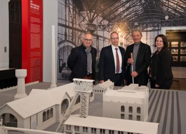 Museumsdirektor Dirk Zache, LWL-Direktor Matthias Löb, Gerd Kozyk vom Blinden- und Sehbehindertenverband und Museumsleitern Dr. Anne Kugler-Mühlhofer in der neuen Dauerausstellung zur Geschichte der Zeche Zollern.<br>Foto: LWL/Hudemann