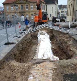 Die LWL-Archäologen untersuchen einen Teil der Friedhofsmauer, der bei Bauarbeiten auf dem Domplatz in Paderborn ans Tageslicht gekommen ist.<br>Foto: LWL