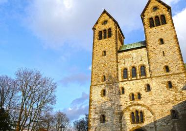 Die Abdinghofkirche ist eine von vielen Spuren, die das Kloster Abdinghof in Paderborn bis heute hinterlassen hat.<br>Foto: LWL/Burgemeister