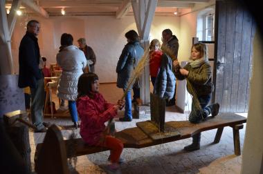 An der Riffel können Kinder selbst versuchen, die Flachskapseln abzukämmen.<br>Foto/LWL