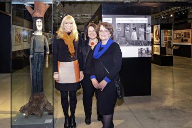 Stellen die Ausstellung in Dortmund vor: (v.l.) LWL-Kulturdezernentin Dr. Barbara Rüschoff-Thale, Museumsleiterin Dr. Anne Kugler-Mühlhofer und Kuratorin Dr. Dagmar Kift.<br>Foto: LWL/Hudemann