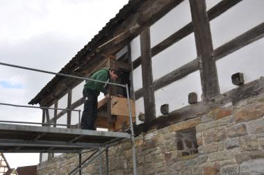 Der Auszubildende Jonas Stickan rekonstruiert den Aborterker am Kornspeicher aus Etteln im Pader-borner Dorf des LWL-Freilichtmuseums Detmold.<br>Foto: LWL/Michels