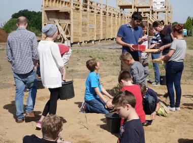 Eimern und Sieben im Einsatz waren über 1.000 Schüler am Nachbau der Holz-Erde-Mauer im Römerpark Aliso des LWL-Römermuseums.<br>Foto: LWL