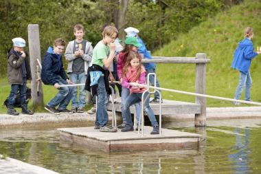 Auf dem Wasserspielplatz können kleine Abenteurer wieder mit dem Floß übersetzen.<br>Foto: LWL/Hudemann