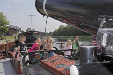 Schiffsjungen bei der Arbeit an Deck.<br>Foto: LWL