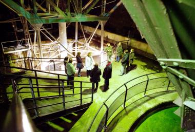 Abtauchen im Schiffshebewerk - auch in den grün beleuchteten Trog geht es bei der Abendführung am Karfreitag.<br>Foto: LWL/Geiser