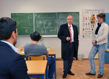 LWL-Direktor Matthias Löb kam bei seinem Besuch in der Schule der LWL-Maßregelvollzugsklinik Schloss Haldem auch mit Patienten und Lehrerin Nicole Kamphues ins Gespräch.<br>Foto: LWL/Hannig 