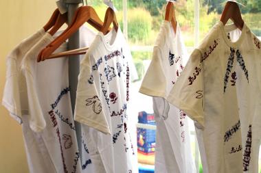 Die T-Shirts aus der Osterwerkstatt werden mit handgefertigten Holzmodeln bedruckt.<br>Foto: LWL