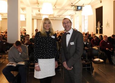 LWL-Kulturdezernentin Dr. Barbara Rüschoff-Thale und der Direktor der LWL-Archäologie für Westfalen, Prof. Dr. Michael M. Rind, vor den mehr als gut gefüllten Reihen im Vortragssaal der Speicherstadt.<br>Foto. LWL/Brentführer