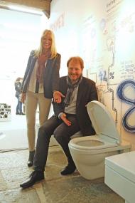 LWL-Kulturdezernentin Dr. Barbara Rüschoff-Thale und LWL-Museumsdirektor Prof. Dr. Jan Carstensen zeigen eine der modernen Toiletten in der Sonderausstellung ¿Scheiße sagt man nicht!¿, die am Karfreitag (25.3.) eröffnet wird.<br>Foto: LWL/Jähne