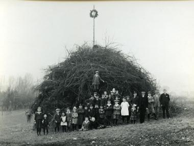 Eine Osterfeuergesellschaft, vermutlich um 1930 aus der Gegend um Iserlohn.<br>Foto: LWL-Archiv/Theodor Klein-Happe
