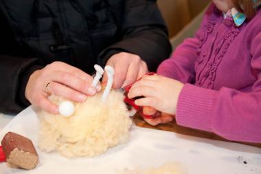 Basteln mit echter Schafwolle steht Ostersonntag in der Kinderwerkstatt auf dem Programm.<br>Foto: LWL/Hudemann